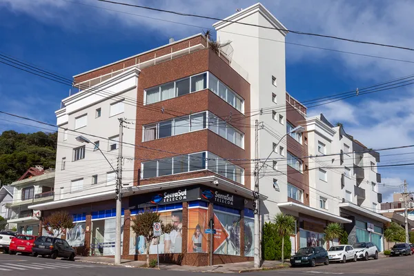 Grande abertura residencial com esquadrias de alumínio preto e vidro duplo com isolamento térmico e acústico.