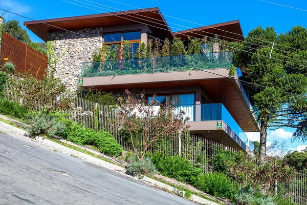 Corrimão moderno de vidro laminado temperado instalado em escada residencial, garantindo segurança e transparência.